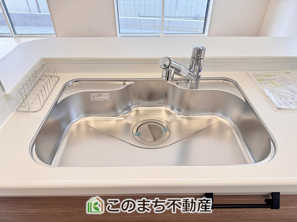 ブルーミングガーデン宇都宮市双葉2丁目のキッチン|ビルトイン型浄水器を内蔵したキッチン水栓。お米を研いだり、野菜を洗ったりするときなど用途に応じてワンタッチで浄水に切り替えが可能です。カートリッジ式なので、フィルターを簡単に交換する事が出来ます。