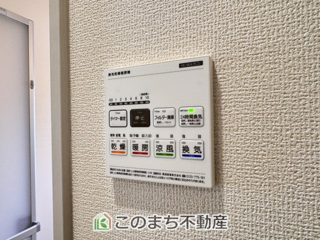 ブルーミングガーデン宇都宮市双葉2丁目の設備|雨の日や湿気の多い梅雨時期など、洗濯物が乾き難い時期に重宝する浴室換気乾燥機。乾燥機能だけではなく、冬場の浴室内の寒暖差を緩和する暖房機能も標準装備。ヒートショック対策に一役買います。