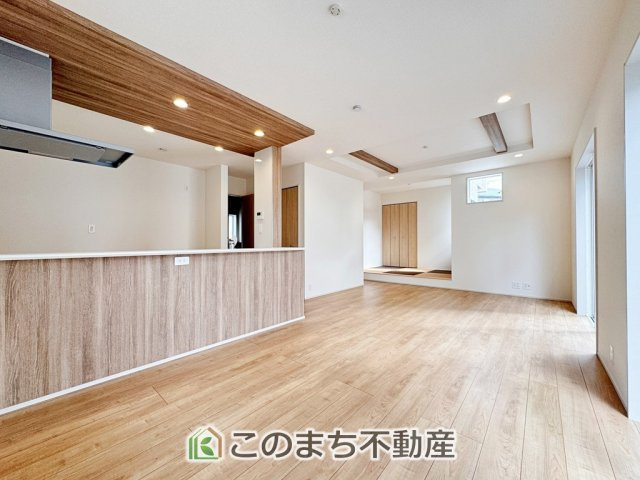 ブルーミングガーデン宇都宮市双葉2丁目の居間・リビング|開放感のある広々としたリビング☆家族みんなでゆったりくつろげます♪
南側から暖かな日差しが差し込みます♪キッチンからリビングの様子がよく見渡せます☆