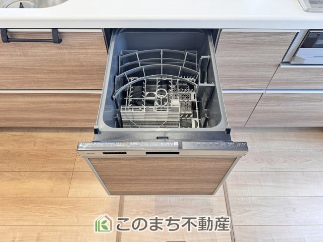 ブルーミングガーデン宇都宮市双葉2丁目のキッチン|あったらいいなの代表的な設備である食洗機。ビルトイン型なので、おさまりもよく、使い勝手も良好です。料理をするのは好きだけど、後片付けは苦手な方に重宝します。洗う手間がないので、時間を有効に使えますね。