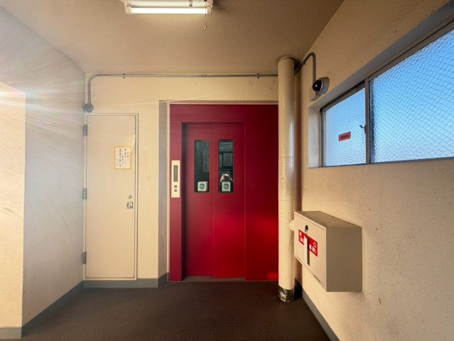 東部コーポ1号棟のその他共用部分|共用部には、上下階の移動に利用できるエレベーターを備えています。買い物袋を提げた帰宅時や、旅行の荷物