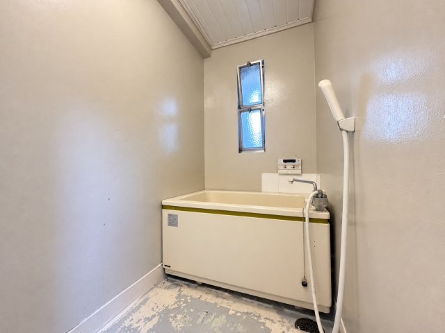 東部コーポ1号棟の浴室|浴槽と洗い場が分かれた浴室です。シャワーで手早く済ませたい日にも、湯船につかってゆっくり過ごしたい日