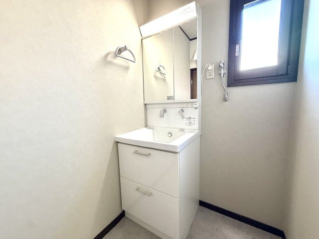 越谷市神明町２丁目　中古戸建の独立洗面台|家族みんなが使いやすい高さに設計された洗面化粧台。朝の準備時間を心地よくスタートできます。