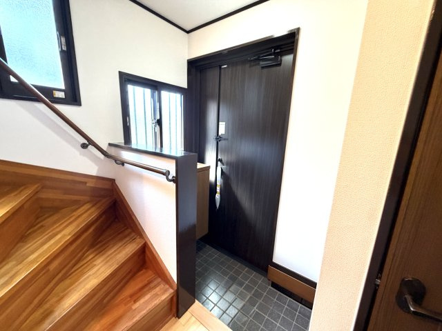 越谷市神明町２丁目　中古戸建の玄関|屋根付きのポーチで雨の日の出入りも安心。ゆとりある広さを確保した玄関です。