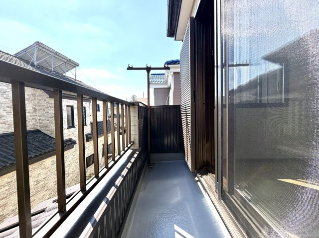 越谷市神明町２丁目　中古戸建のバルコニー|奥行きにゆとりがある使いやすいバルコニー。毎日の洗濯や布団干しも快適です。