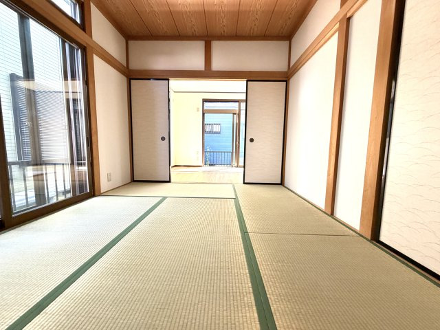 越谷市神明町２丁目　中古戸建の和室|障子やすりガラスから柔らかい自然光が届く和室。家族みんなが素足でゴロゴロ寛げる心地よさです。