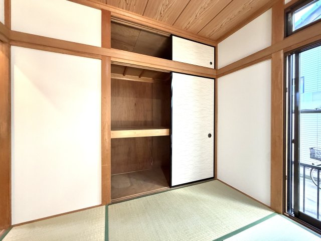 越谷市神明町２丁目　中古戸建の収納|押入れを備えた高い収納力。布団や季節ものの大きな荷物もスッキリ収まります。