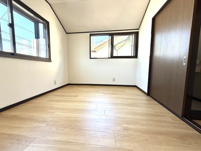 越谷市神明町２丁目　中古戸建の洋室|アクセントクロスが部屋のおしゃれさを引き立てる洋室。お好みの家具で自分好みの空間を作れます。