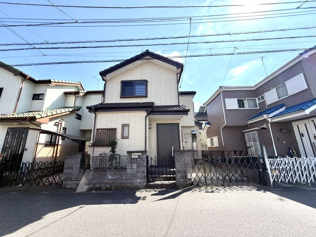 越谷市神明町２丁目　中古戸建の外観|植栽とのコントラストが映える美しい外観。周辺環境にも自然と溶け込む心地よいデザインです。