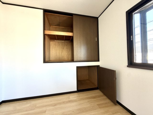 越谷市神明町２丁目　中古戸建の収納|部屋の形状に合わせたスマートな収納設計。出っ張りが少なく、お部屋全体を広く見せる効果があります。
