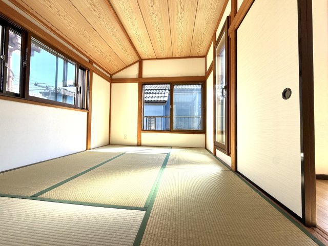 越谷市神明町２丁目　中古戸建の和室|クッション性が高く転んでも安心な畳敷きのお部屋。小さなお子様やご高齢の方の滞在も安心です。