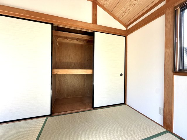 越谷市神明町２丁目　中古戸建の収納|季節物の家電や大きな衣類ケースもまとめて収まる奥行きある押し入れ。部屋がすっきり片付きます。