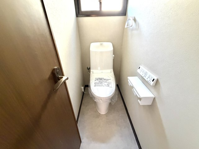 越谷市神明町２丁目　中古戸建のトイレ|寝室と同じフロアにトイレがあるため、夜中に目が覚めた際もサッと利用できて身体への負担を減らせます。