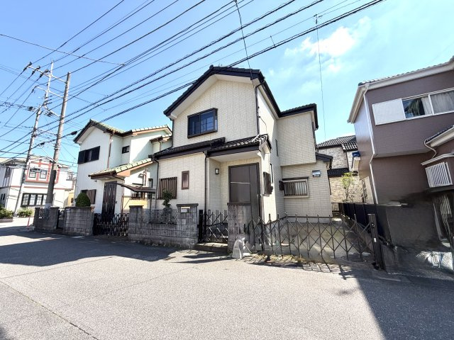 越谷市神明町２丁目　中古戸建の外観|全体的にやさしい色合いでまとめられた上品な外観。温かみのある雰囲気が住む人を優しく迎えます。