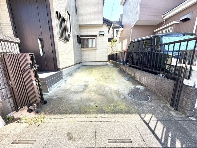 越谷市神明町２丁目　中古戸建の駐車場|前面道路からのアクセスがしやすい1台用駐車スペース。駐車が苦手な方でも安心して停められます。