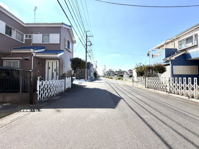 越谷市神明町２丁目　中古戸建の前面道路含む現地写真|車通りが穏やかな前面道路。敷地へのアプローチもしやすく、ご家族やゲストを安心して迎え入れられます。