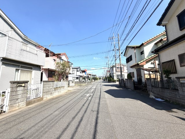 越谷市神明町２丁目　中古戸建の前面道路含む現地写真|敷地前面に十分なスペースがあり車の据え切りも楽々。駐車が苦手な方でも安心して運転できる道路環境です。