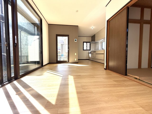越谷市神明町２丁目　中古戸建の居間・リビング|通気性が良く爽やかな風が通り抜けるリビング。一年中快適で健康的な暮らしをサポートします。