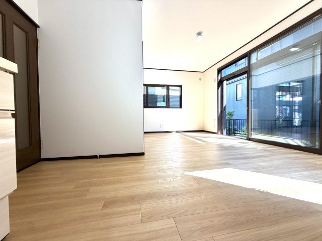 越谷市神明町２丁目　中古戸建の居間・リビング|木のぬくもりが感じられる温かみのあるリビング。家族全員がのびのびと過ごせる広さを確保しています。