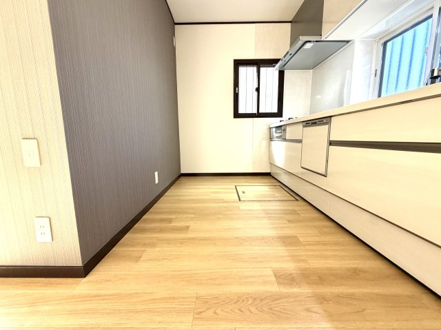 越谷市神明町２丁目　中古戸建のキッチン|窓からの採光や換気が確保された明るい背面エリア。湿気やにおいがこもりにくく清潔を保てます。