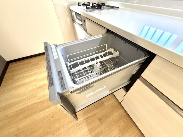 越谷市神明町２丁目　中古戸建のキッチン|手洗いにかかる手間を省ける便利な食器洗い乾燥機付き。食後の片付けもスムーズで時短になります。
