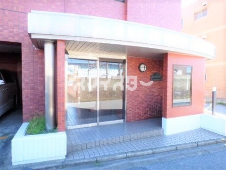 千葉市中央区新千葉３丁目の賃貸マンションのエントランス