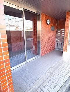 千葉市中央区新千葉３丁目の賃貸マンションのエントランス