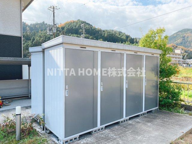 養父市八鹿町九鹿のアパートのその他共用部分|タイヤの保管も安心です♦