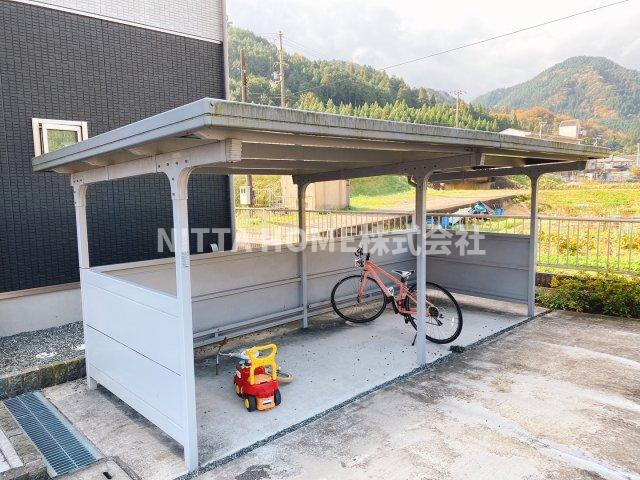 養父市八鹿町九鹿のアパートのその他共用部分|屋根付き駐輪場です＊