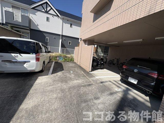 リバーサイド樫の木の駐車場