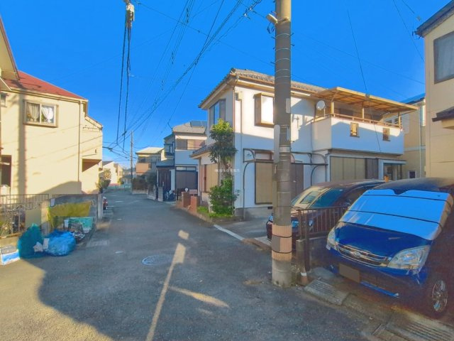 富士見市渡戸２丁目の中古一戸建の前面道路含む現地写真
