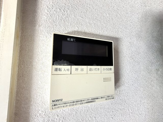 越谷市南越谷３丁目　中古戸建の発電・温水設備|見やすい液晶画面と大きなボタンを採用。直感的に操作がしやすく、どなたでも簡単に温度設定ができます。