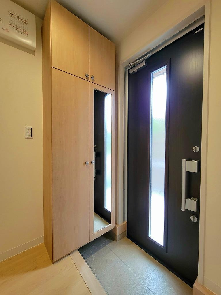 柴原町３丁目貸家の玄関|収納もある玄関です