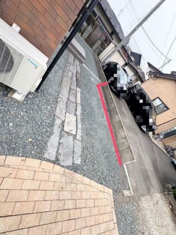 花巻市上小舟渡　中古の駐車場|当所はこちらの赤いラインの部分にもブロックがあった為駐車を少し慎重にして頂く必要がありました。