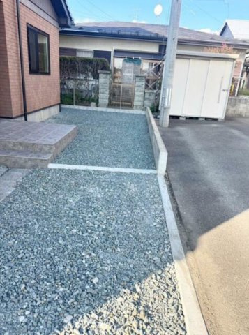 花巻市上小舟渡　中古の駐車場|ブロックを一部撤去した事により駐車しやすくなりました。ポーチもカット希望の方、ブロックを奥まで撤去希望の方はご希望をお伝え下さい。買付申込書をご記入頂き売主様にご相談対応致します。