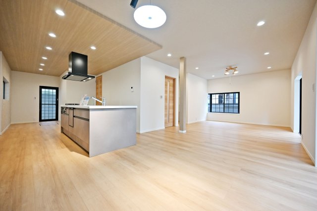 尼崎市西難波町4丁目中古戸建て｜3LDK+2S+駐車1台可の居間・リビング|1階部分のほとんどを占める開放感のあるLDKは3面採光のため陽当たり良い空間となっております。