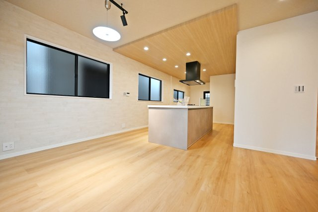 尼崎市西難波町4丁目中古戸建て｜3LDK+2S+駐車1台可のダイニング|ご家族やご友人が集まっても十分なスペースがあり、動線もしっかりと確保できます