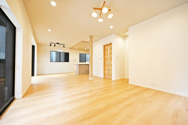 尼崎市西難波町4丁目中古戸建て｜3LDK+2S+駐車1台可の居間・リビング|28帖の広さがあるためダイニングテーブルやソファを置いても、ゆとりのある空間を演出できます。