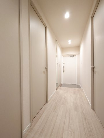 ハイツ別府の玄関|【新設】大型シューズボックス設置（トールタイプ・姿見ミラー付き）、靴もたくさん収納できます♪