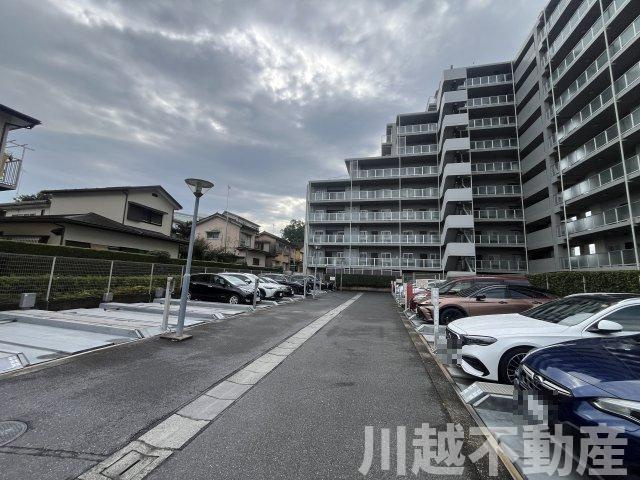 アデニウム川越南大塚の駐車場