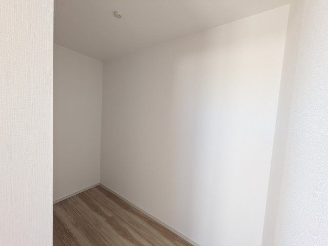 牛久市田宮町　30期　新築戸建ての収納|大容量のウォークインクローゼット。衣類はもちろん、スーツケースや季節の家電もまとめて収納でき、居室空間をすっきりと保ちます。