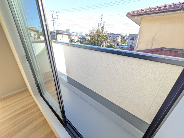 牛久市田宮町　30期　新築戸建てのバルコニー|洗濯物も布団もまとめて干せるワイド設計。
広々としたワイドバルコニーで、家事の効率が上がり、日々の暮らしが快適になります。