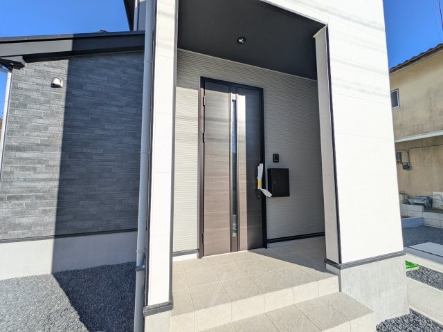 牛久市田宮町　30期　新築戸建ての玄関|お洒落な玄関ドアと洗練された外壁デザイン。家の顔にふさわしい上質な佇まいで、ご家族やお客様を迎えます。