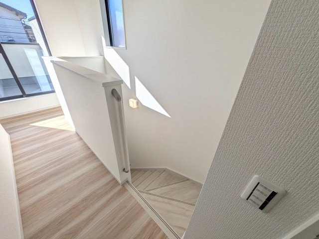 牛久市田宮町　30期　新築戸建ての内装|窓付きで明るい階段は、手すり付きでお子様からご年配の方まで安心して上り下りができます♪