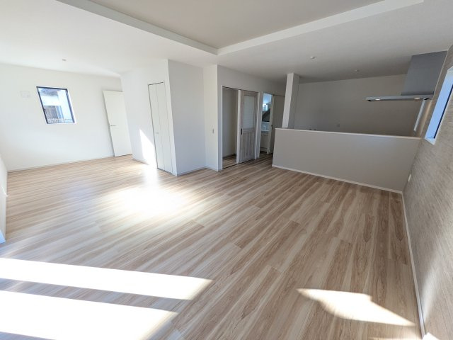 牛久市田宮町　30期　新築戸建ての居間・リビング|家族の会話が自然と弾む、広々としたゆとりのLDK。南向きの窓からたっぷりの光が射し込む明るく快適な空間です。