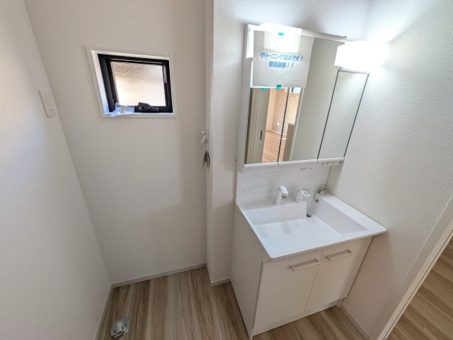 牛久市田宮町　30期　新築戸建ての独立洗面台|三面鏡の洗面化粧台はミラー扉の内側がすべて収納スペースになっており、収納力も魅力的です♪
ボックスティッシュも収納可能で、可変トレイは収納物に応じて高さ調整ができます！
取り外して洗えるので清潔です♪