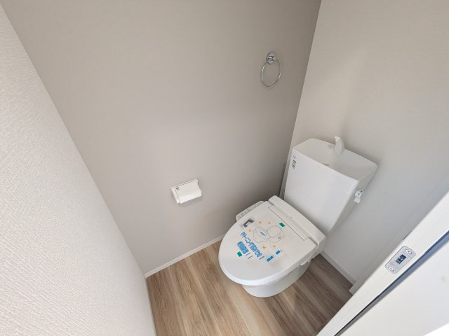 牛久市田宮町　30期　新築戸建てのトイレ|高い節水性能で、水道代を大幅にカット。環境とお財布に優しく、家計をしっかりサポートします。
もちろん温水洗浄便座付きです♪