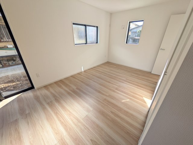 牛久市田宮町　30期　新築戸建ての洋室|リビングと繋がる多目的スペース。引き戸を開ければ広々LDK、閉じれば客間や書斎、お子様の遊び場に早変わりします。日当たりも良好です♪