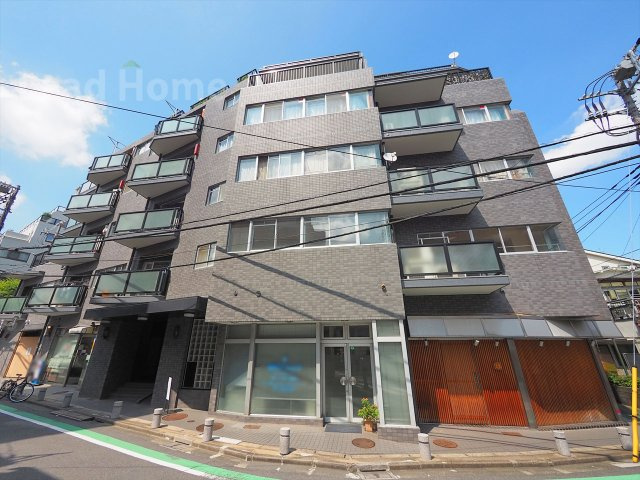 【外観】 | ハイツ赤坂 | 青空に映えるスタイリッシュな外観です！周辺は落ち着いた街並みで毎日心地よく快適に帰宅できますね♪