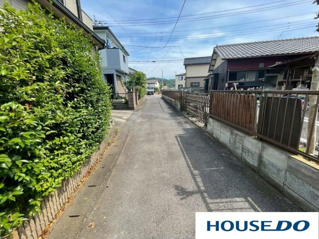 中古戸建　高崎市八幡町の前面道路含む現地写真|1台駐車スペースあり、少し大きな車でも駐車のコツさえつかめたら問題なく入庫できます。